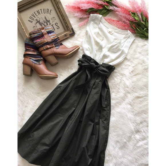 Uniqlo Dresses & Skirts - NWOT Uniqlo Paperbag Midi W/ Pockets